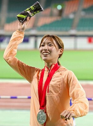陸上日本選手権1万メートルで2位に入り、歓声に応える小海遥選手=5月、静岡県袋井市