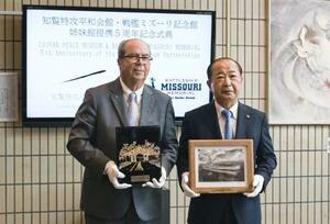 式典で記念撮影する鹿児島県南九州市の塗木弘幸市長(右)と戦艦ミズーリ保存協会のマイク・カー会長=27日午前、南九州市の知覧特攻平和会館