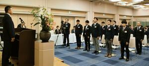 入学した10人が酒造りへの研さんを誓った新潟清酒学校の入学式=7月9日、長岡市