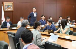 大阪都構想を巡り、法定協設置議案について協議する大阪維新の会市議団=20日午前、大阪市役所