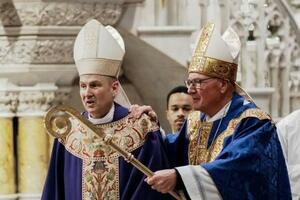 　米ニューヨークでミサに参加するヒックス司教（左）とドラン大司教＝２０２５年１２月１８日（ロイター＝共同）