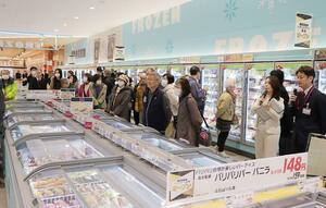冷凍食品売り場などを案内したイオンスタイル黒埼の内覧会=3月17日、新潟市西区