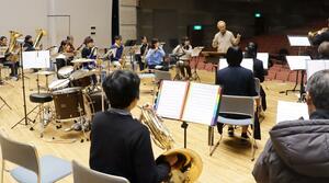 ８年越しの企画実現に向け熱がこもる新通英洋さんと佐渡スペシャルバンドの事前練習＝佐渡市中原