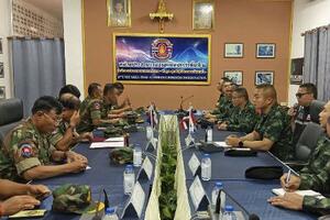 タイ東北部スリン県の国境地帯で協議するタイ(右)、カンボジア両国軍の司令官ら=7月(タイ軍提供・共同)