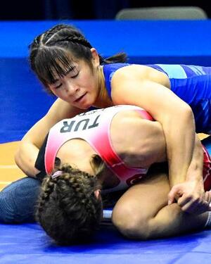 女子53キロ級準々決勝でトルコ選手と対戦する村山春菜=ザグレブ(共同)