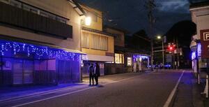 温泉街を照らす青いイルミネーション=新潟市西蒲区岩室温泉