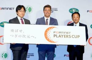 男子ゴルフの新規大会を発表した日本ゴルフツアー機構の倉本昌弘副会長(右)ら=17日、東京都内