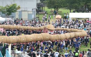 巨大な蛇がにょろにょろと練り歩いた2024年の大したもん蛇まつり=8月25日、関川村