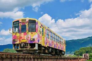 山形県南部を走るローカル鉄道のフラワー長井線(長井市提供)
