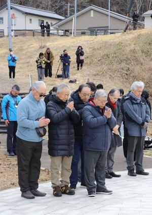 東日本大震災で被災した岩手県野田村で、犠牲者を悼んで黙とうする刈羽村の村民有志ら
