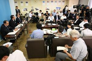 財務省東北財務局に業務改善計画を提出し、記者会見するいわき信用組合=30日午後、福島県いわき市