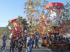七夕祭を前に一斉に集結した15町内の屋台=新潟県村上市塩町