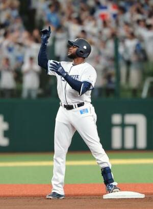 　１回、走者一掃の二塁打を放ち塁上でポーズをとる西武のカナリオ＝ベルーナドーム