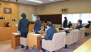 反対多数で中子町有地売却に関する議案を否決した湯沢町議会の臨時会本会議=2月13日、湯沢町役場