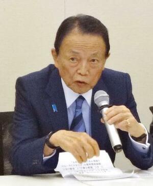 自民党の「日本・中央アジア諸国友好議員連盟」総会であいさつする麻生副総裁=2日午後、国会