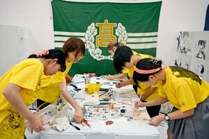 まんが甲子園が開幕し、作品制作に取り組む兵庫県立長田高の生徒たち=2日午前、高知市