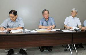 会見する原子力市民委員会のメンバー=7月3日、県庁