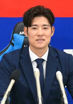 契約を更改し、記者会見する中日・上林=25日、ナゴヤ球場