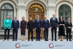 写真におさまるウクライナと北欧・バルト3国の計8カ国の首相=9日、タリン(ロイター=共同)