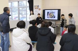 鍋のレシピをプレゼンする小林小学校6年生=新潟市南区浦梨