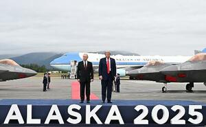 トランプ米大統領(右)とロシアのプーチン大統領=15日、米アラスカ州アンカレジ(ロシア大統領府提供、ゲッティ=共同)