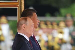 20日、中国・北京で歓迎式典に参加する習近平国家主席(奥)とロシアのプーチン大統領(ロイター=共同)