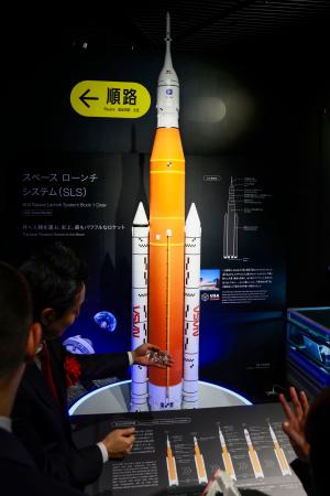 大阪市立科学館に寄贈された、大阪・関西万博の米国館で展示していたロケット模型=19日午後、大阪市北区
