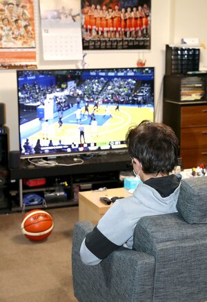 酒は全部捨て、部屋を片付けた。好きなスポーツをテレビで観戦し、寂しさを紛らわす