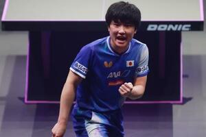 　デンマーク選手を破った張本智和＝４日、フランクフルト（ゲッティ＝共同）