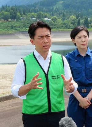 視察先で記者団の取材に応じる小泉農相=3日午後、新潟県津南町