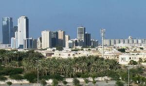 アラブ首長国連邦(UAE)東部フジャイラ。右側には港湾から続く貯蔵タンクが並んでいる=2015年