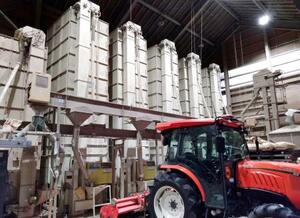 新潟県のコメ農家「花水農産」が自社で保有する乾燥調整施設=12月3日、十日町市