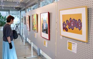 障害者の個性豊かな力作を並べた展示=長岡市宮本東方町