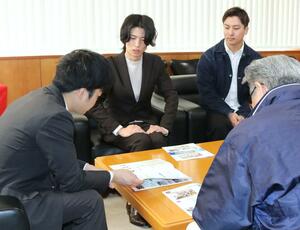 TREEの地域再生大賞ブロック賞の受賞を報告する代表の中川裕稀さん(奥左)ら=三条市役所