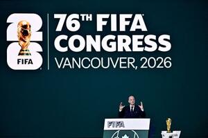 　ＦＩＦＡ総会でスピーチするジャンニ・インファンティノ会長＝４月３０日、バンクーバー（ロイター＝共同）
