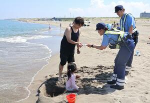 新潟海上保安部などが小針浜で行った遊泳中の安全確認を呼びかける広報活動=4日、新潟市西区