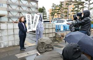 新潟水俣病第２次行政認定訴訟の新潟地裁判決で「全員認定」などと書かれた幕を掲げる原告側の弁護士＝３月１２日、新潟市中央区