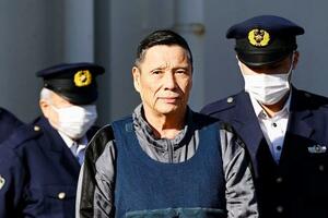 送検のため千葉西署を出る指定暴力団住吉会会長の小川修容疑者=7日午前9時28分