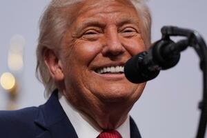 G7サミットの閉幕後、記者会見するトランプ米大統領=17日、フランス東部エビアン(AP=共同)