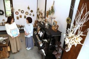 「これだけ長い期間続けられて、自分たちにとってもかけがえのない場所になっている」と語る高島詠子さん(左)と角田郁子さん=新潟市西区青山2