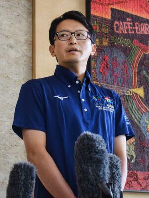 兵庫県庁で取材に応じる斎藤元彦知事=8日午前