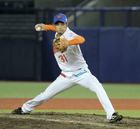 ８回から登板した新加入の又吉克樹＝エコスタ