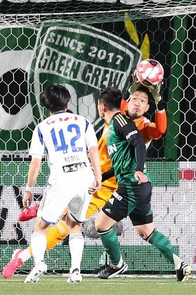 松本－新潟　前半、ＧＫ吉満大介がシュートをキャッチ＝松本市