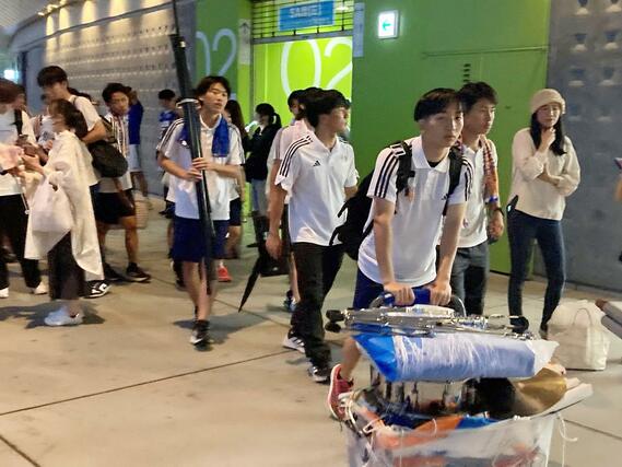 延期のＪＳＣー山口　会場を引き上げるＪＳＣの生徒ら＝みらスタ