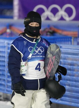 男子ハーフパイプの公式練習を終え、引き揚げる平野歩夢＝リビーニョ（共同）