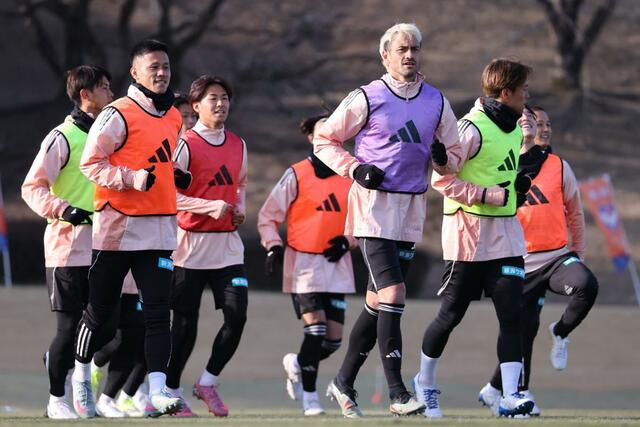 練習に取り組む選手たち＝宮崎県都城市