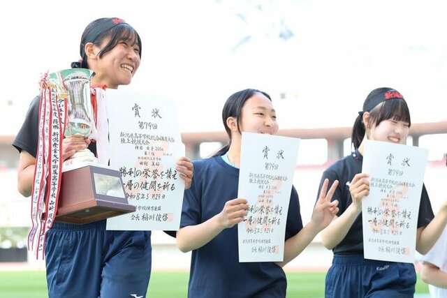 
女子２００ｍ決勝　表彰式で笑顔を見せる優勝した田村美桜（左・新潟明訓）＝５月２９日、デンカビッグスワン

