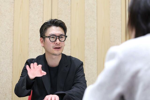 学生が考えたデザインに助言する杉浦充宜ディレクター＝２２日、十日町市