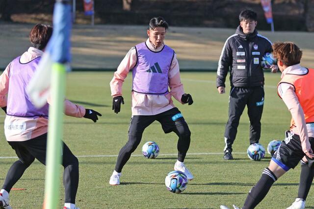 前日練習でのＤＦ加藤徹也（中央）＝７日、宮崎県都城市