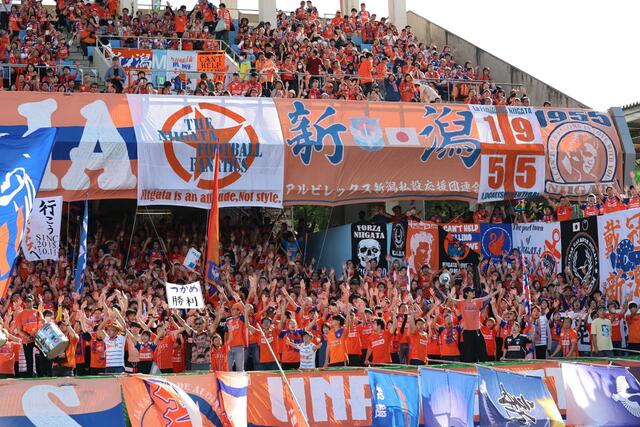 初の決勝進出を後押ししようと詰めかけた大勢の新潟サポーター＝１３日、Ｕｖａｎｃｅとどろきスタジアム　ｂｙ　Ｆｕｊｉｔｓｕ